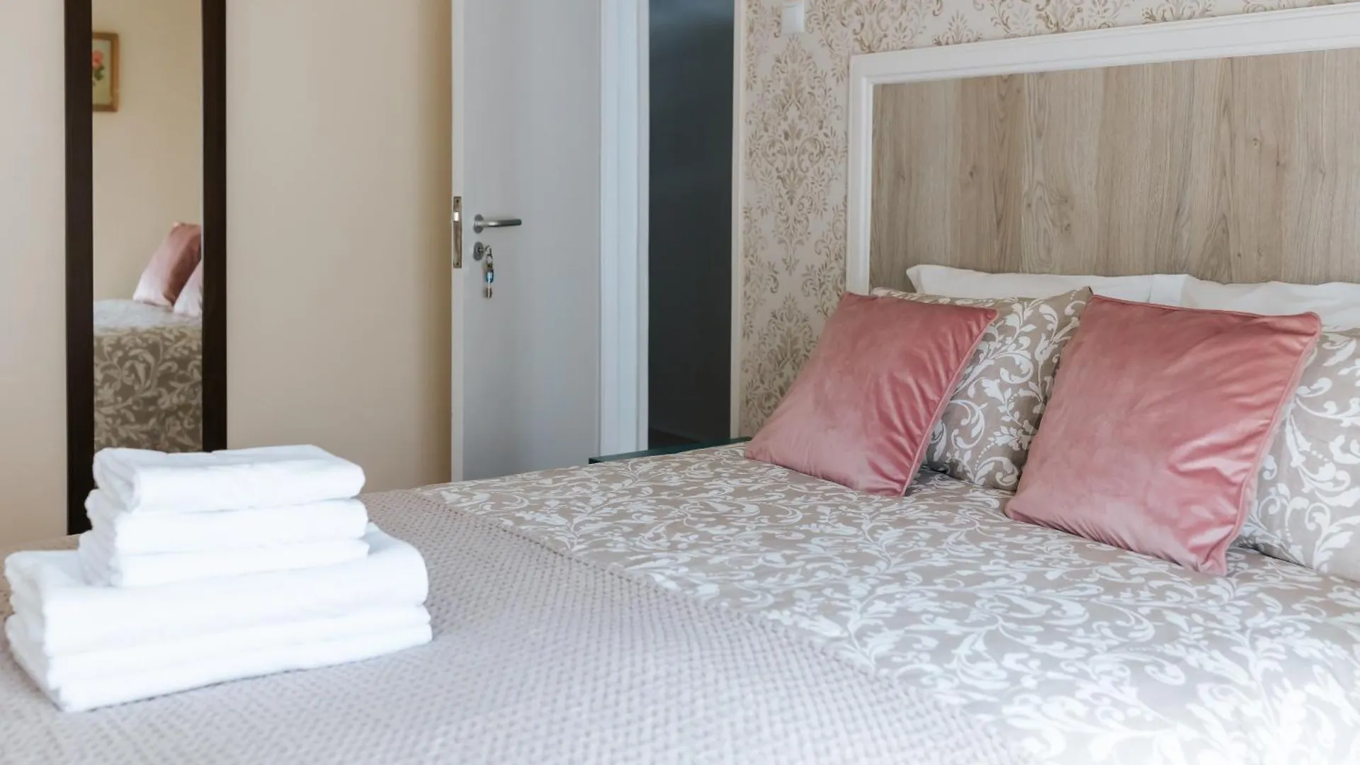 Homestay Aquilla Family Room 205 Lisbon Portugal