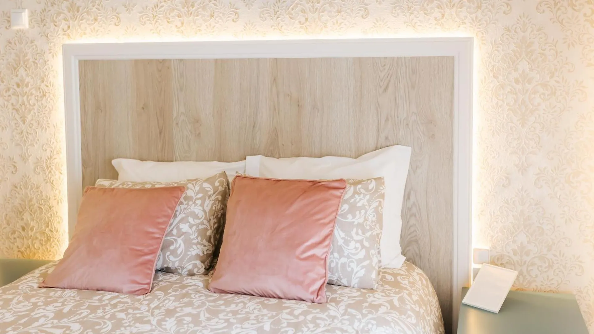 Homestay Aquilla Family Room 205 Lisbon Portugal